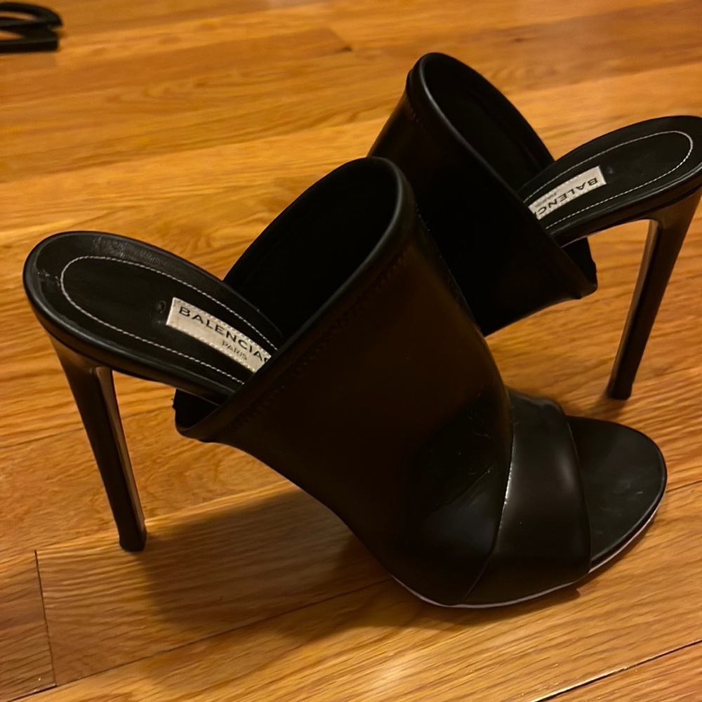 authentic excellent condition. black leather, neoprene panel open-toe style.